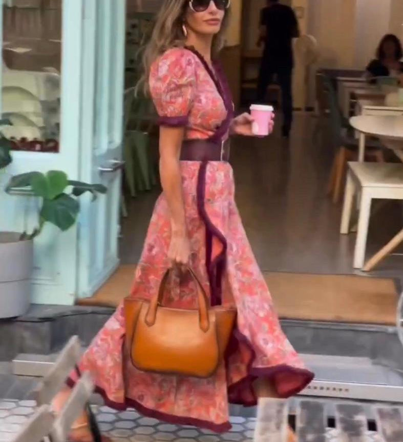 Mária - Dlhé elegantné šaty s krátkymi volánovými rukávmi a asymetrickou sukňou
